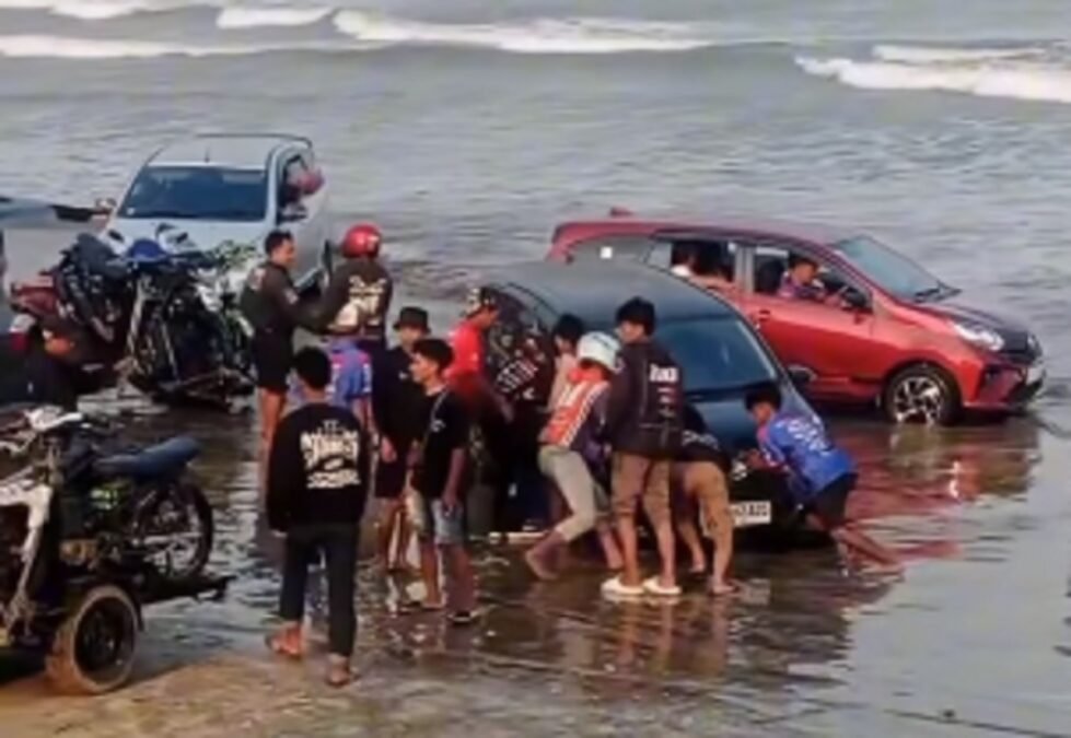 Viral! Liburan Berujung Panik, Sejumlah Mobil Terjebak Gelombang Pasang di Pantai Ujung Genteng
