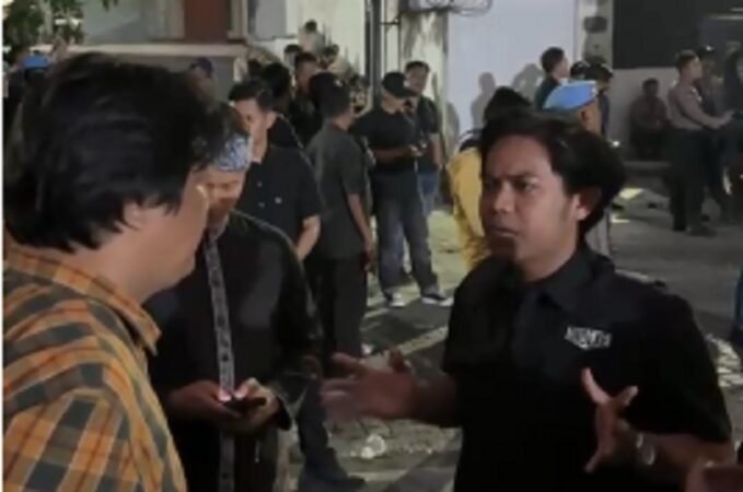 Turun Langsung ke Jalan, Rafael Situmorang Jawab Tuntutan Aliansi Mahasiswa di DPRD Jabar
