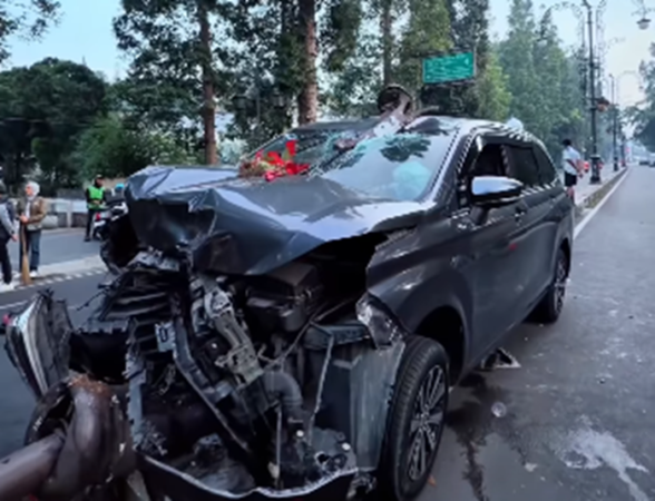 Mobil Hantam Tiang PJU di Jalan Dago Bandung, Polisi Selidiki Dugaan Pengemudi Mabuk