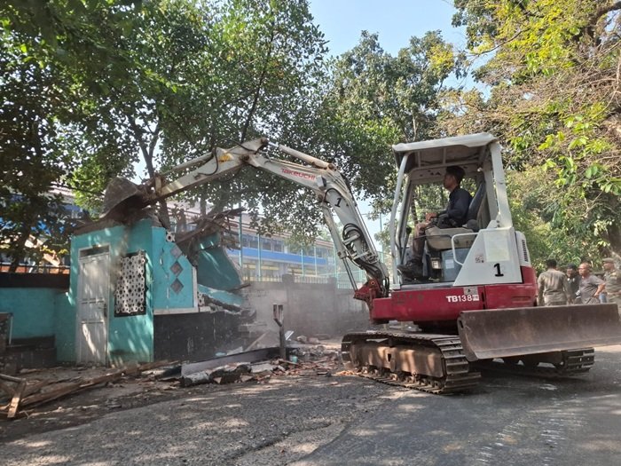 Pemkot Bandung Tertibkan 36 PKL dan Bangunan Liar di Jalan Rajiman