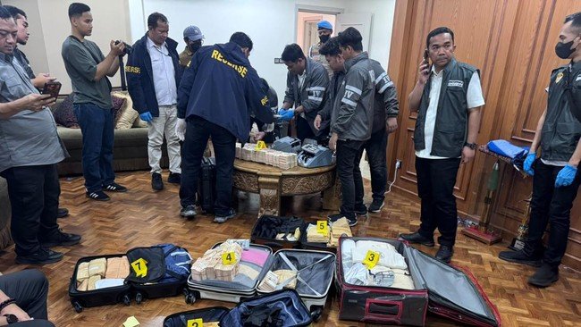 Fantastis! Polisi Temukan Emas 74 Kg dan Uang Ratusan Miliar di Sebuah Rumah Mewah di Sentul