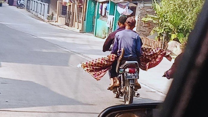 Viral Aksi Pemindahan Makam di KBB: Jasad 40 Tahun Masih Utuh, Keluarga Bawa Pakai Motor