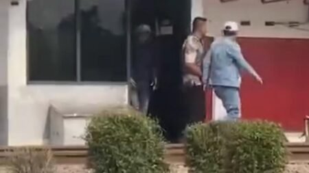Viral Aksi Pengeroyokan Petugas KA di Garut: Pelaku Tak Terima Ditegur saat Terobos Palang Pintu