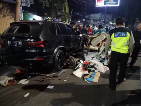 BMW X5 Hantam Becak dan Pedagang di Jalan Pungkur Bandung, 2 Orang Dilarikan ke RSHS