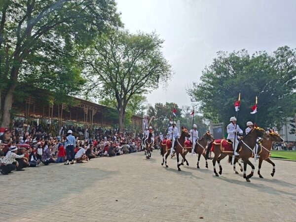 Ribuan Warga Meriahkan Upacara HUT ke-81 RI di Halaman Gedung Sate