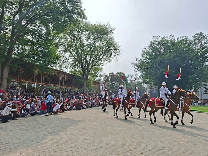 Ribuan Warga Meriahkan Upacara HUT ke-81 RI di Halaman Gedung Sate