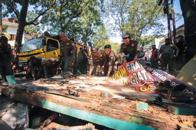 Ratusan Bangunan Liar di Bandung Dibabat Habis: Trotoar dan Saluran Air Dikembalikan