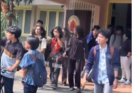 Rambut Gondrong Tak Dilarang, Prestasi Justru Gemilang! Ada Apa dengan SMA De Britto?