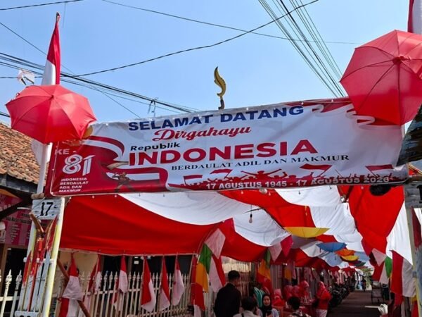 Jelang HUT RI ke-81, Warga Cikutra Bikin Terowongan Merah Putih Sepanjang 180 Meter