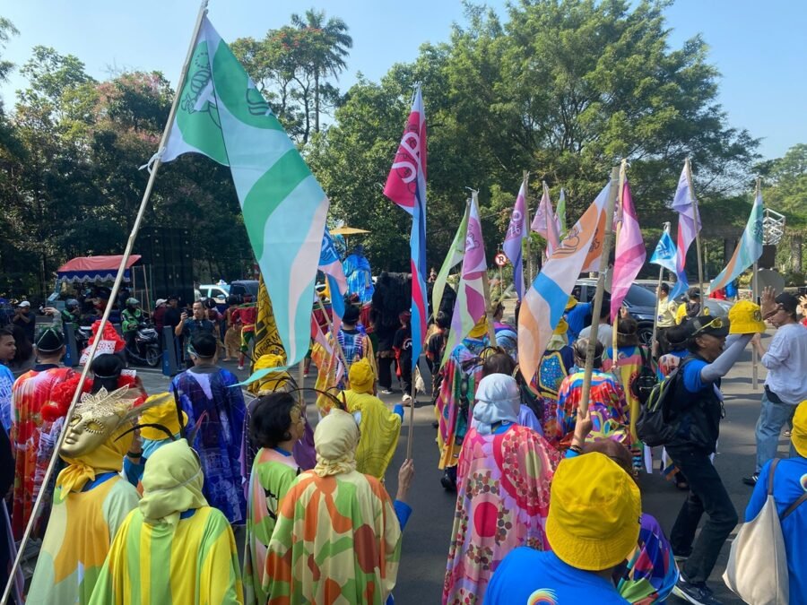 Mengenang 50 Tahun Kebersamaan, Alumni ITB 76 Unjuk Budaya Lokal Lewat Karnaval Sisingaan di Bandung