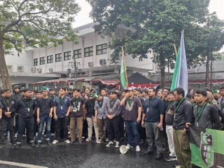 Geruduk Balai Kota, HMI Bandung Tagih Janji Farhan-Erwin Selesaikan 10 Masalah Daerah