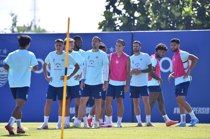 Gelar Latihan Jelang Play-off ACL 2, Persib Kenakan Jersey Latihan Baru Berwarna Tosca