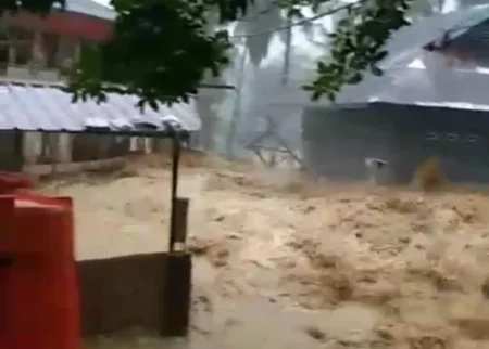Padang Dikepung Banjir Bandang: Ratusan Rumah Terendam, Warga Dievakuasi Dini Hari