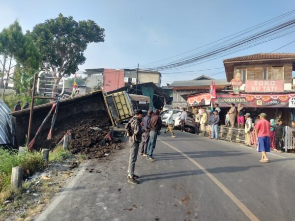 Ngeri! Truk Batu Bara Patah As di Rancabali Bandung, 6 Kendaraan Saling Hantam