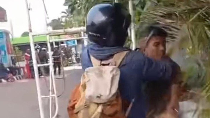 Aksi Pemotor Piting dan Hajar Pemobil di Gara-gara Suara Klakson, Polisi Buru Pelaku