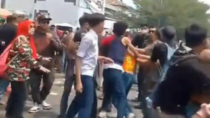 Geger Karnaval HUT RI di Cicalengka Berujung Ricuh, Kapolsek dan Danramil Jadi Korban