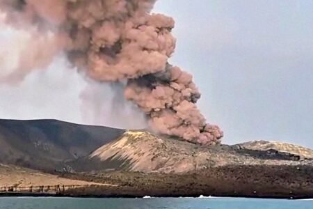 Perkembangan Erupsi Gunung Anak Krakatau: Letusan Panjang Reda, Potensi Bahaya Masih Tinggi