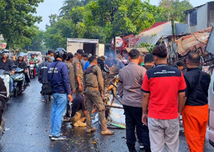 Baliho Tua Mendadak Roboh di Buahbatu! Bengkel Hancur, Warga Sempat Terjepit