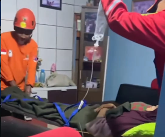 Hujan Deras Picu Banjir Cisarua, Warga Sakit Terjebak hingga Dievakuasi Damkar
