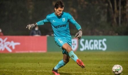 Masih Tanpa Klub, Kiper Eks Atletico Madrid Dirumorkan Merapat ke Persib Bandung