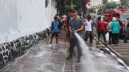 Imbas Abu Vulkanik Anak Krakatau, Diskarmatan Bandung Semprot Jalan Protokol
