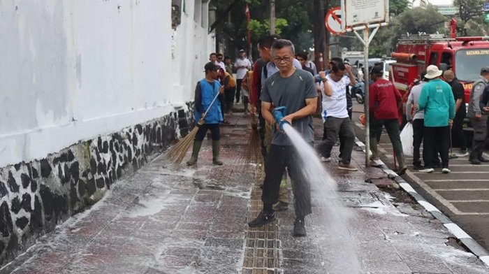 Imbas Abu Vulkanik Anak Krakatau, Diskarmatan Bandung Semprot Jalan Protokol