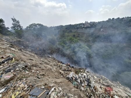 Kebakaran Lahan 2,2 Hektare di Punclut Bandung Belum Padam, Asap Masih Kepung Permukiman