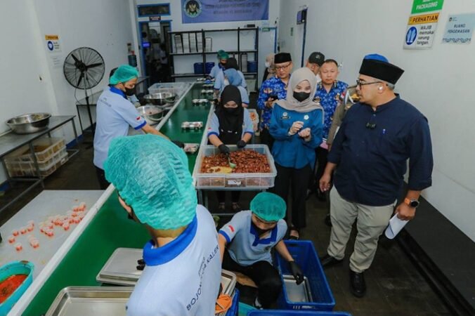 300 SPPG di Bandung Hasilkan 50 Ton Sampah per Hari, Farhan Soroti Pengelolaannya