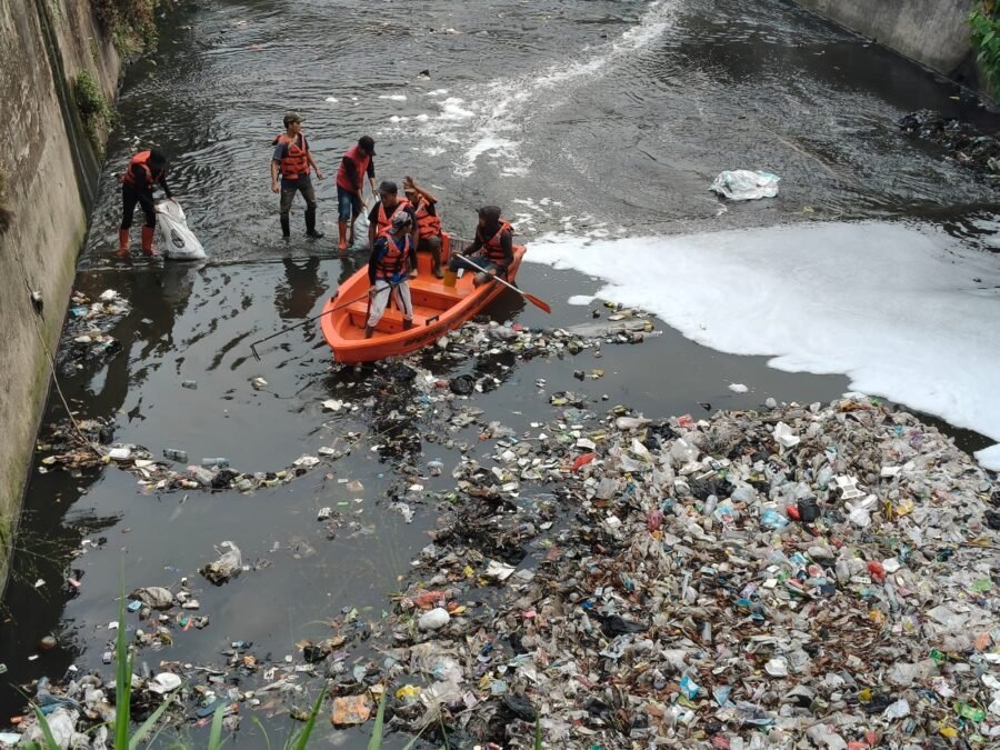 Sungai Citepus Kembali Dipenuhi Gunung Sampah, Warga Dayeuhkolot Ancam Protes Keras
