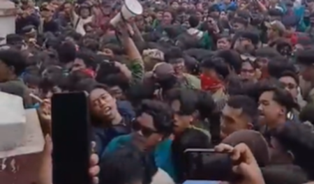 Demo BEM se-Tasikmalaya Ricuh, Pagar DPRD Dijebol hingga Diseret ke Tengah Jalan