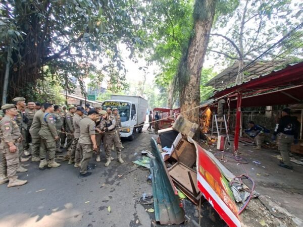40 Bangli dan Lapak PKL di Hasanuddin-Surya Kencana Ditertibkan