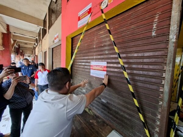Perumda Pasar Juara Segel 243 Ruang Dagang di Pasar Ciroyom Bandung