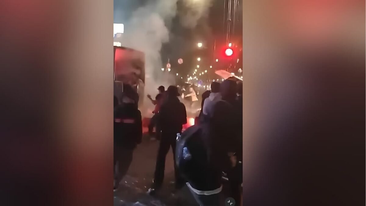 Massa Berbaju Hitam Diduga Bakar Truk Polisi di Bandung Pasca-Demo 2 Tahun Prabowo-Gibran