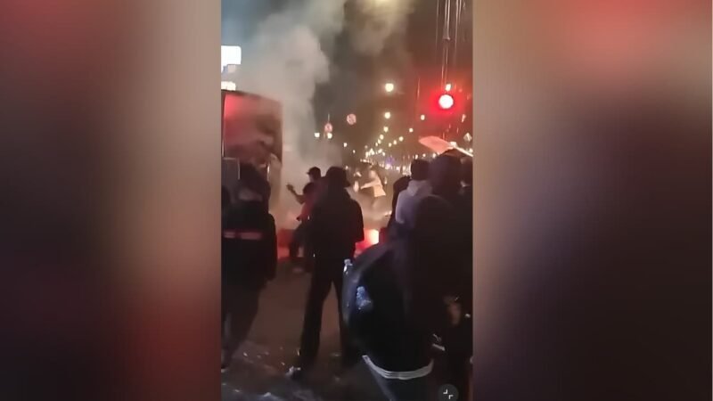 Massa Berbaju Hitam Diduga Bakar Truk Polisi di Bandung Pasca-Demo 2 Tahun Prabowo-Gibran