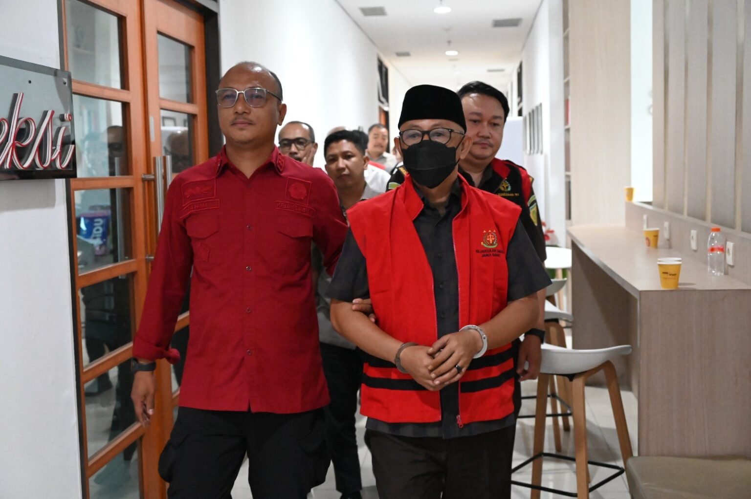 Diduga Keruk APBD Rp 18,7 Miliar, Wabup Indramayu Resmi Ditahan Kejati Jabar