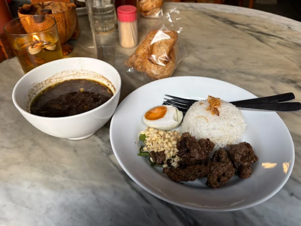 Bukan Cuma Nostalgia, 5 Tempat Makan Jadul Bandung Ini Rasanya Tak Pernah Berubah
